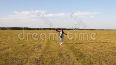 青少年梦想飞行和成为飞行员。 快乐的女孩带着玩具飞机在夕阳下的田野上奔跑